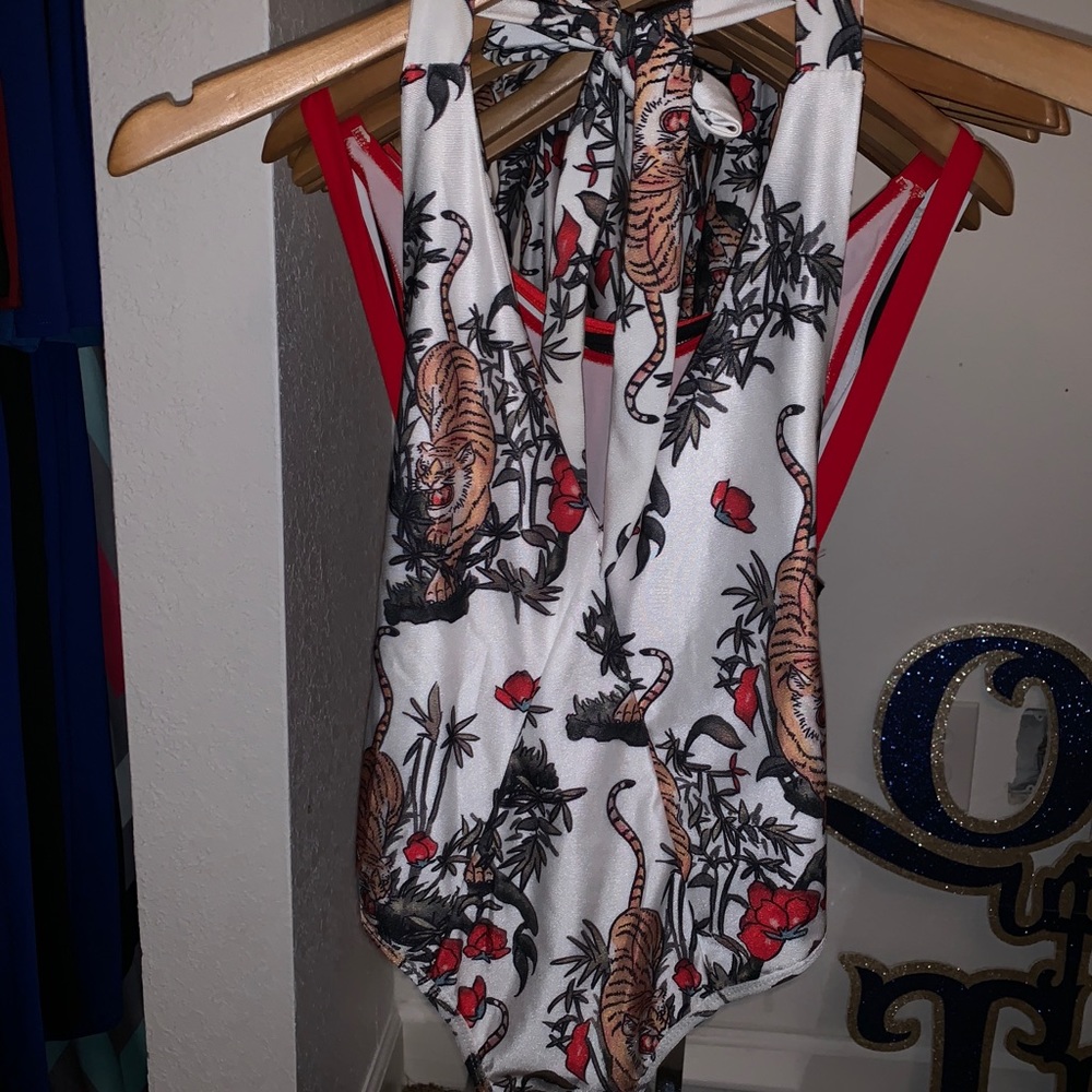 One piece - Picture 2 of 3